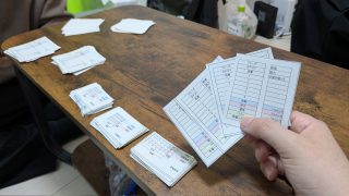 ボードゲームのプロトタイプでテストプレイをしているところ