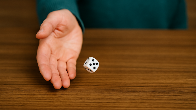 サイコロをふる手元のアップ
